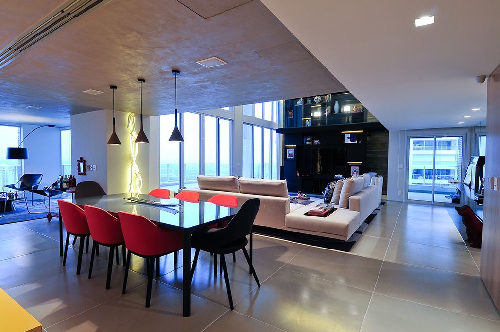 Uma sala de estar com mesa de jantar e cadeiras