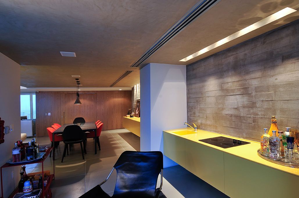 Uma cozinha com uma bancada amarela e um fogão com forno