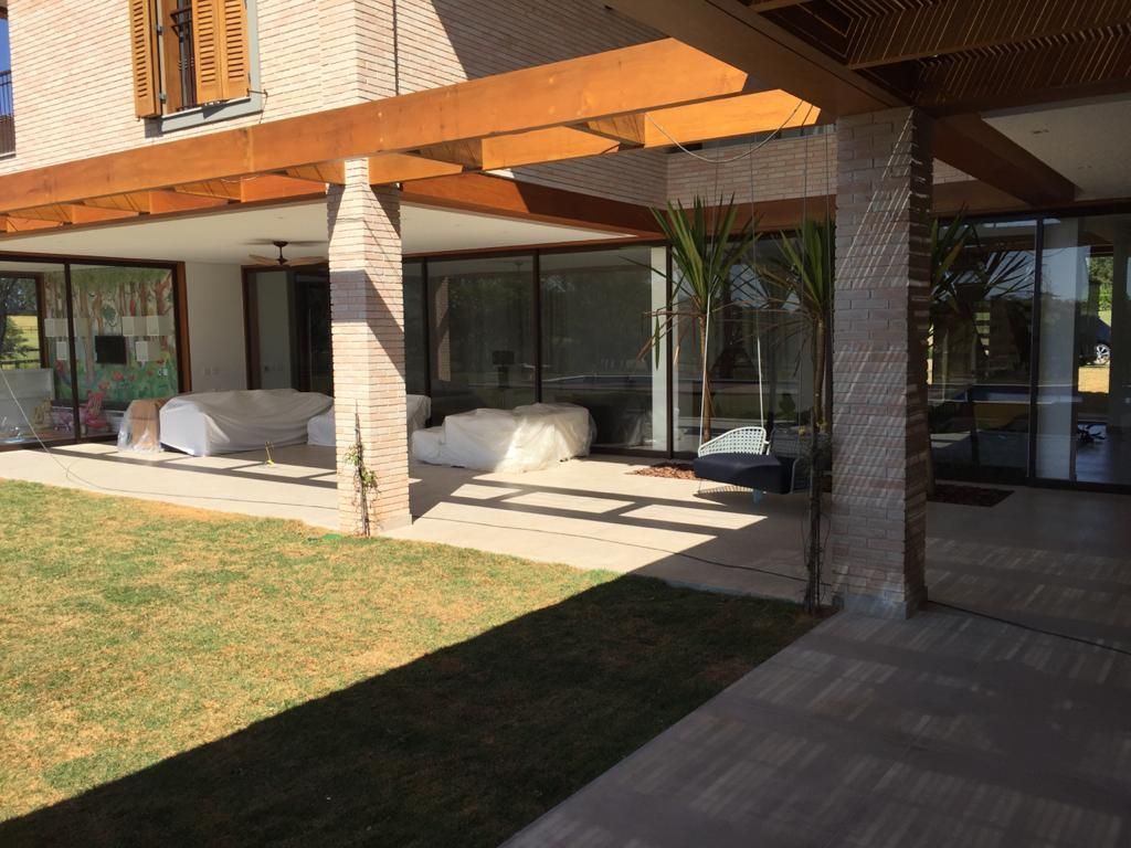 Uma casa com um pátio e um gramado na frente