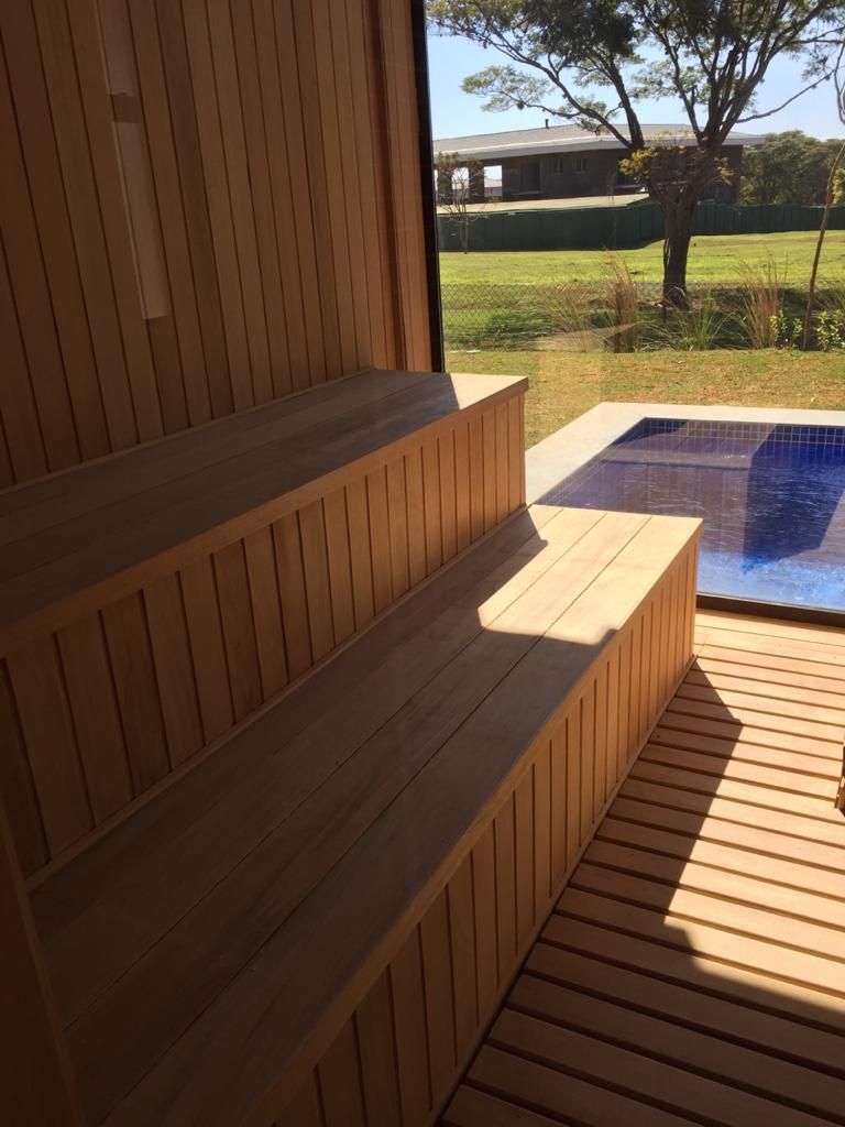 Uma escada de madeira que leva a uma piscina