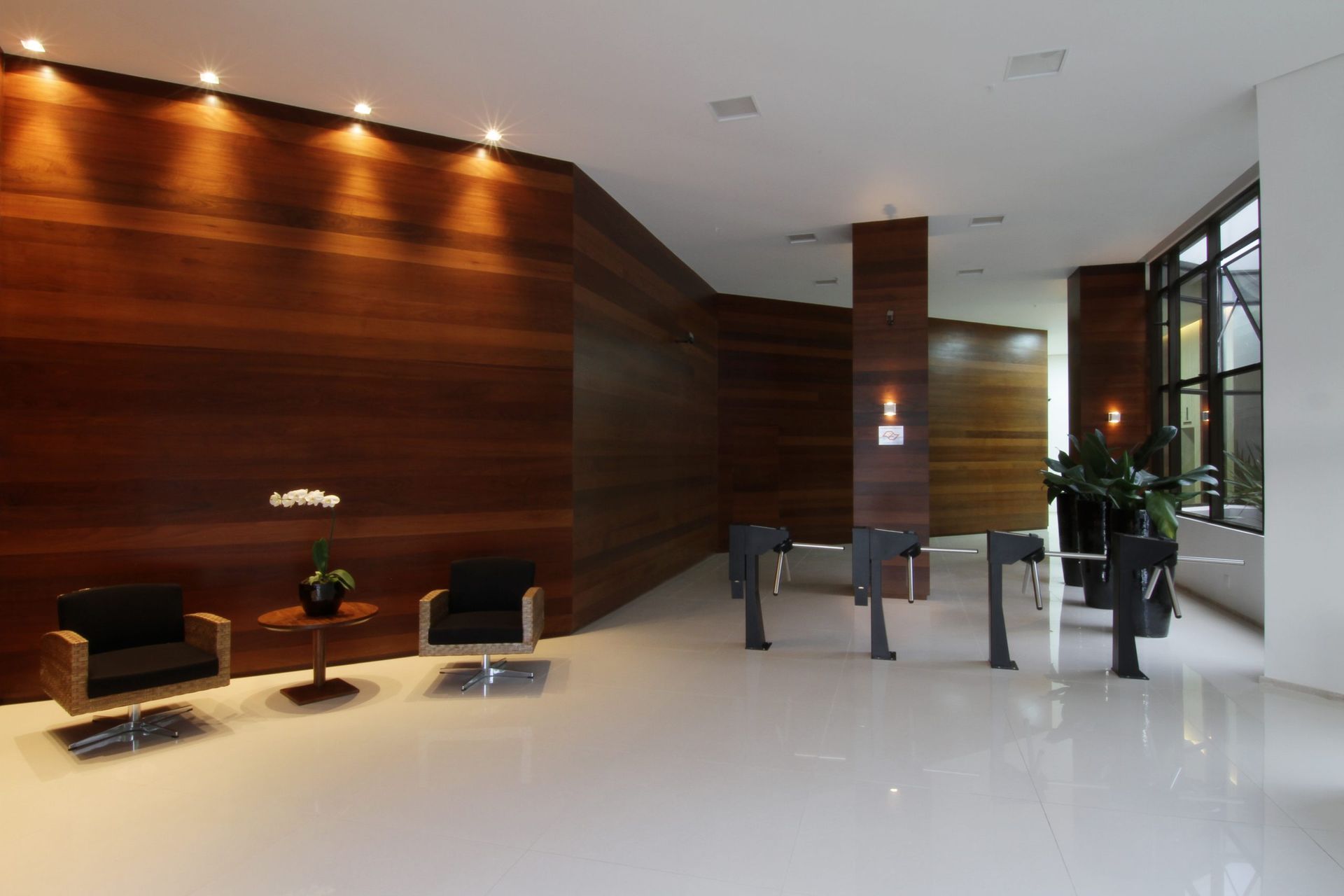 Uma sala grande com uma parede de madeira e cadeiras