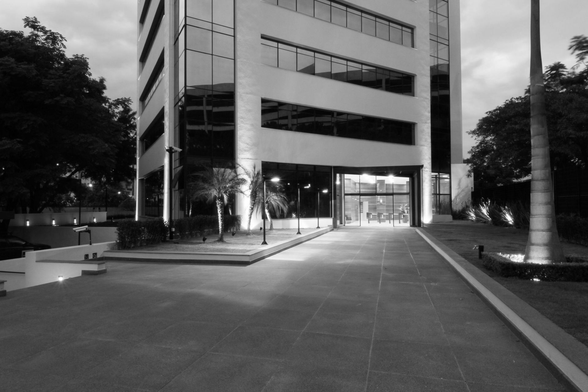 Uma foto em preto e branco de um grande edifício