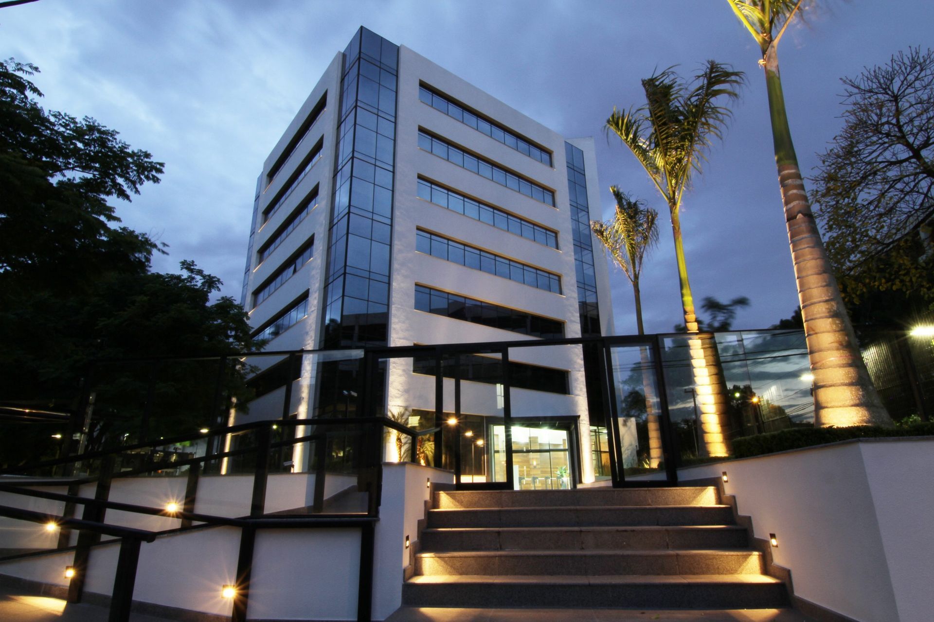 Um edifício alto com escadas que levam até ele