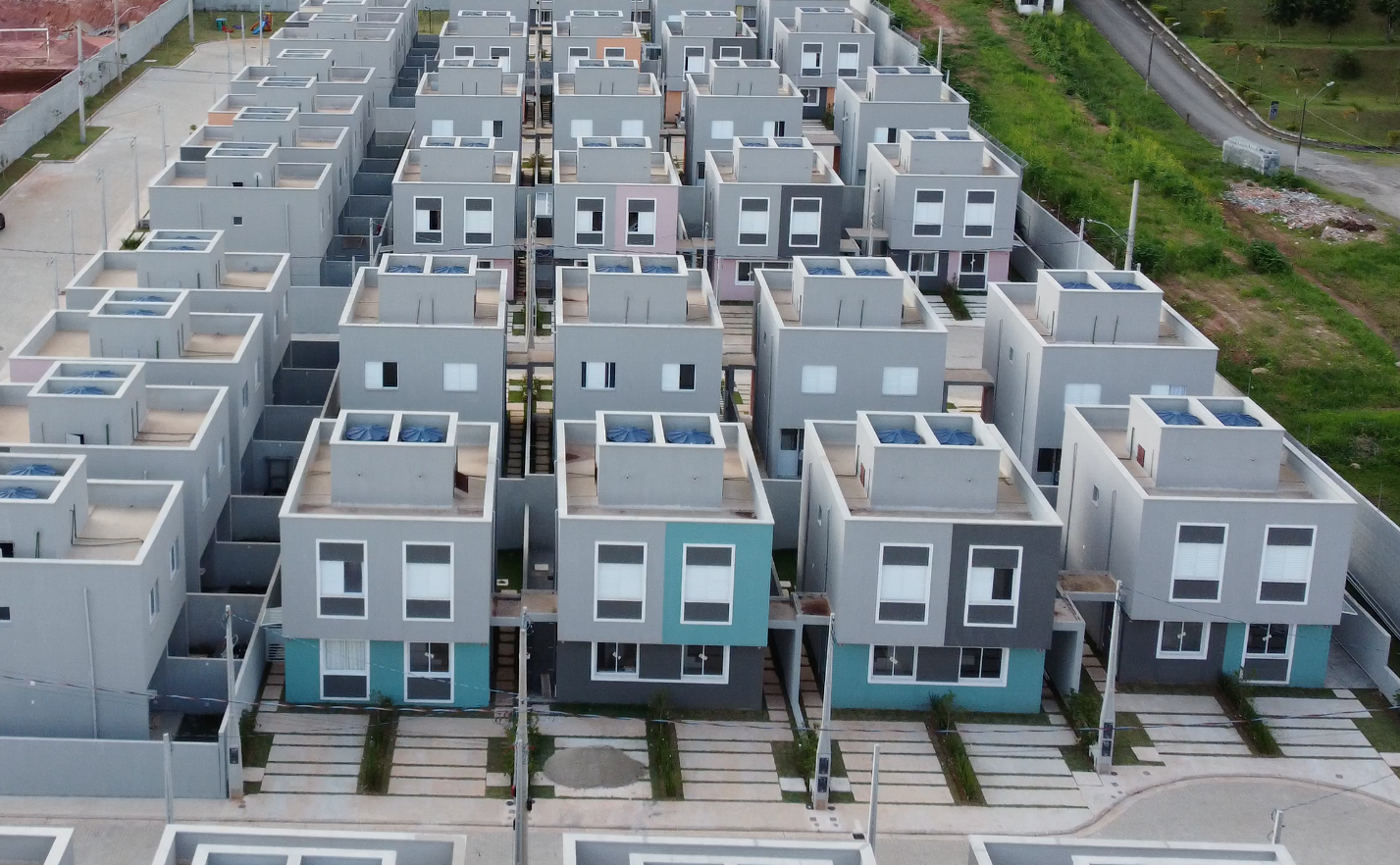 Uma vista aérea de uma fileira de casas em uma área residencial