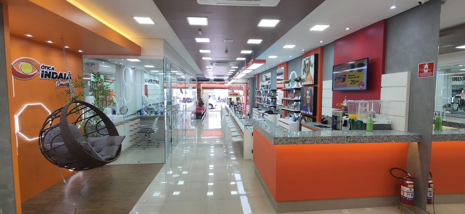 Há uma cadeira suspensa no meio do corredor.