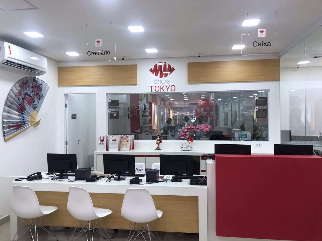 Uma sala com uma mesa e cadeiras e uma placa que diz Tóquio