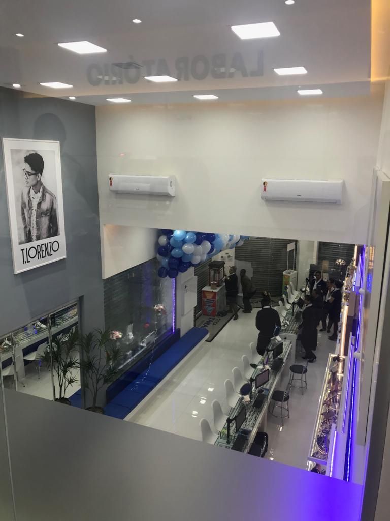 Uma vista aérea de um salão de cabeleireiro com uma foto de um homem na parede.