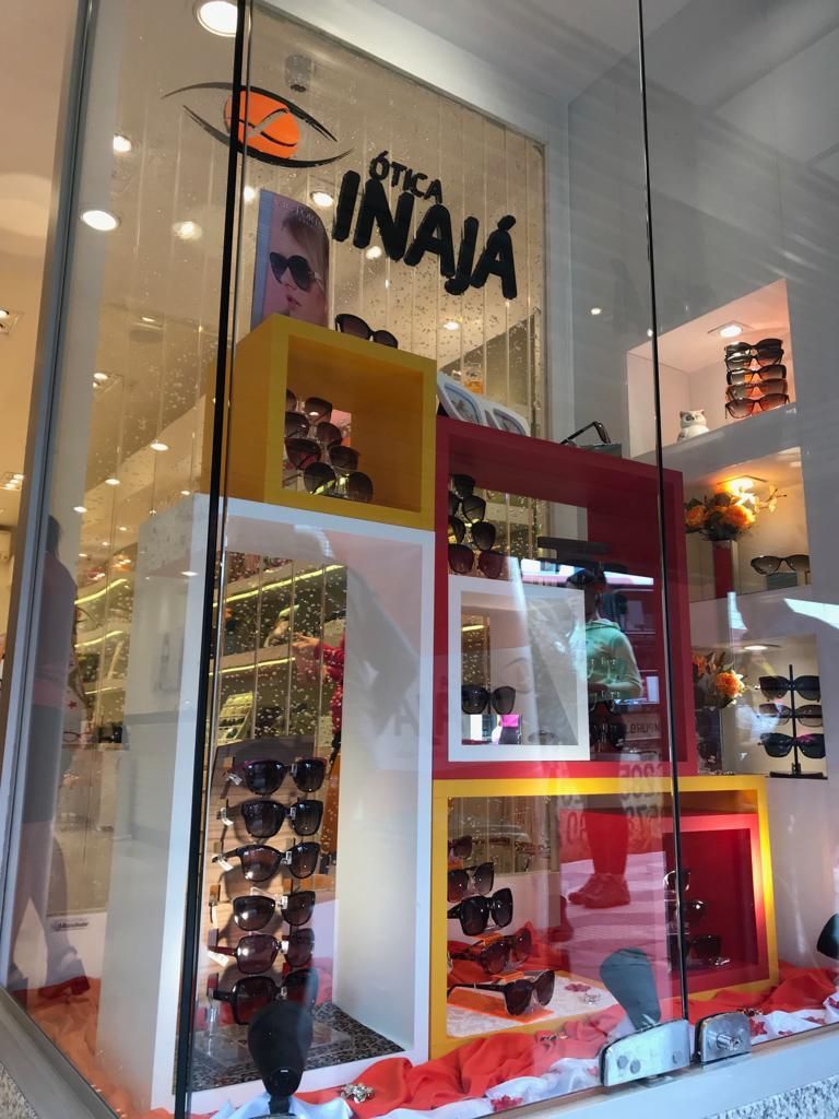 Uma fachada de loja com uma placa que diz inaja