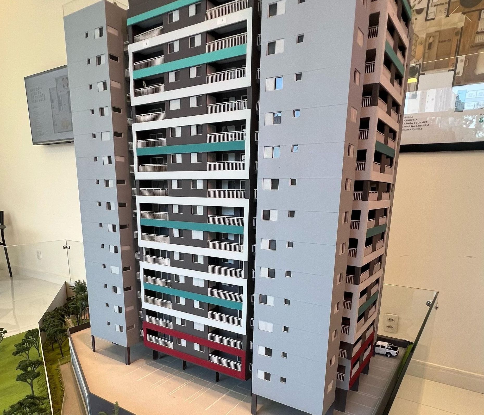 Uma maquete de um edifício alto com muitas janelas