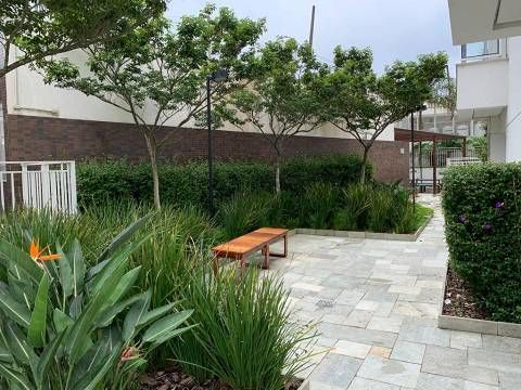 Há um banco no meio do jardim.