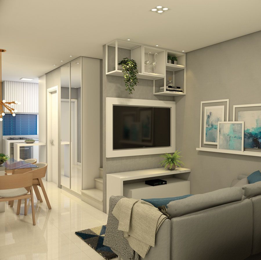 Uma sala de estar com um sofá e uma TV de tela plana na parede.