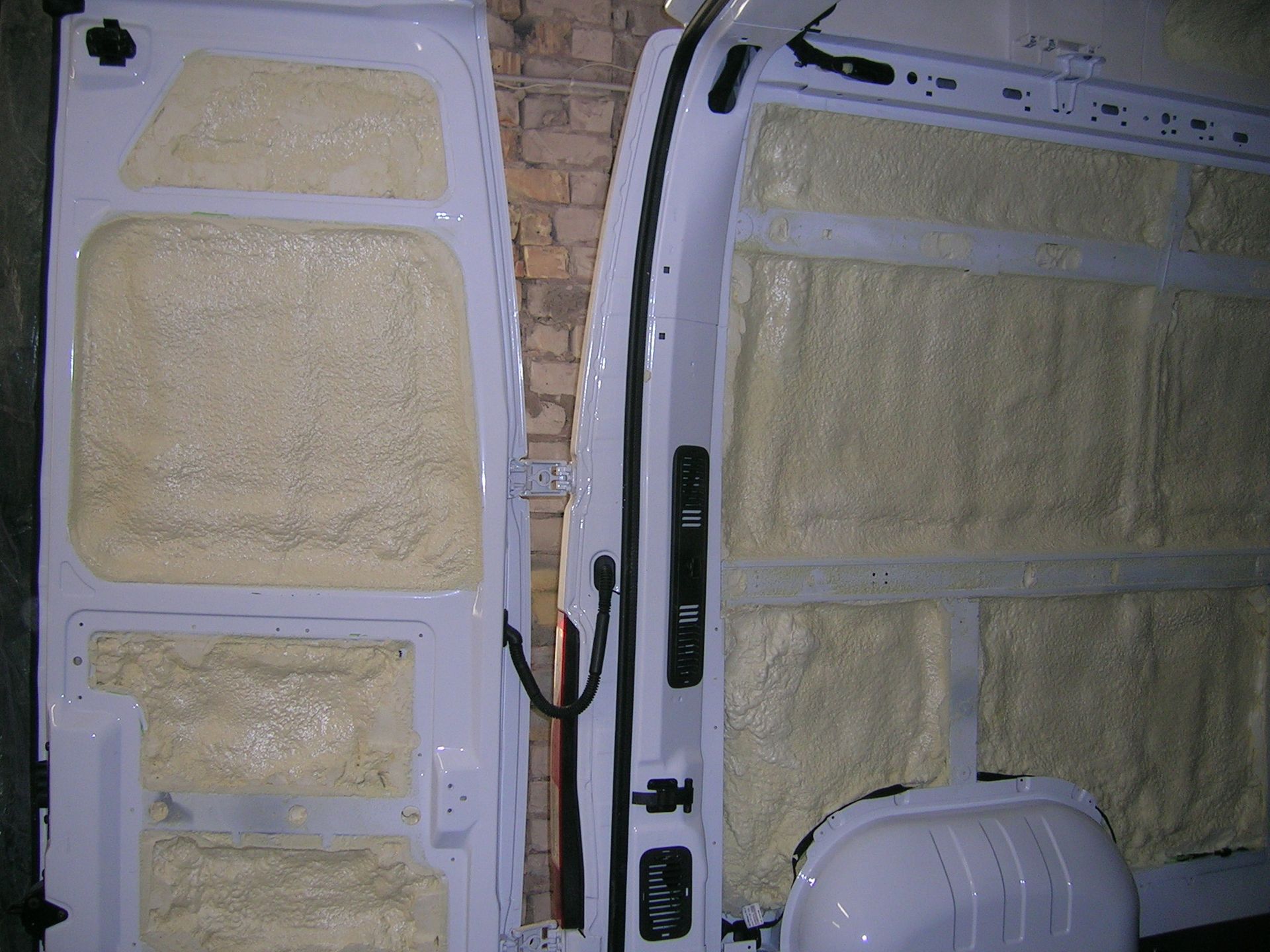 Krovininių mikroautobusų ir kietašonių kėbulų šiltinimas