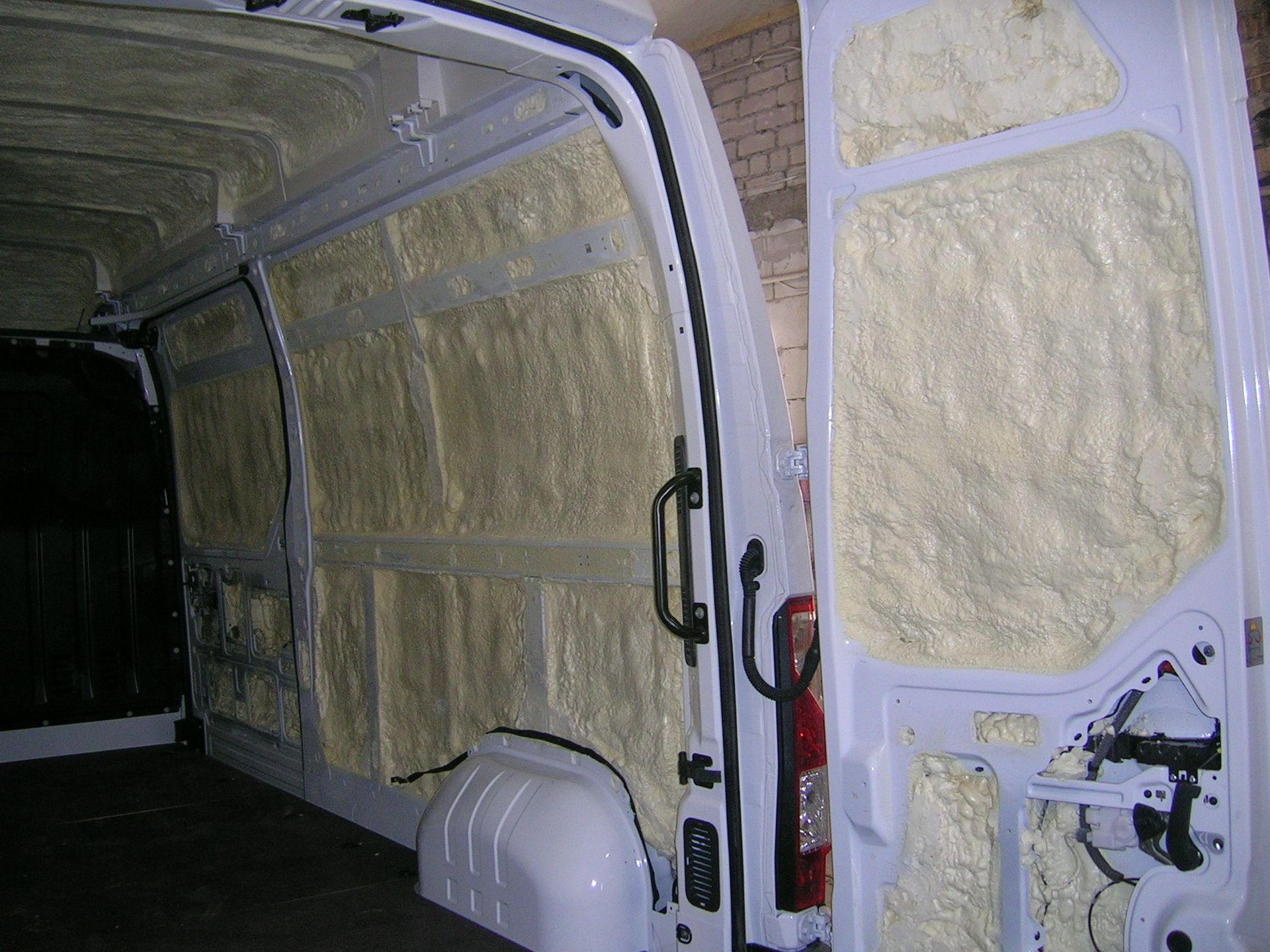 Krovininių mikroautobusų ir kietašonių kėbulų šiltinimas