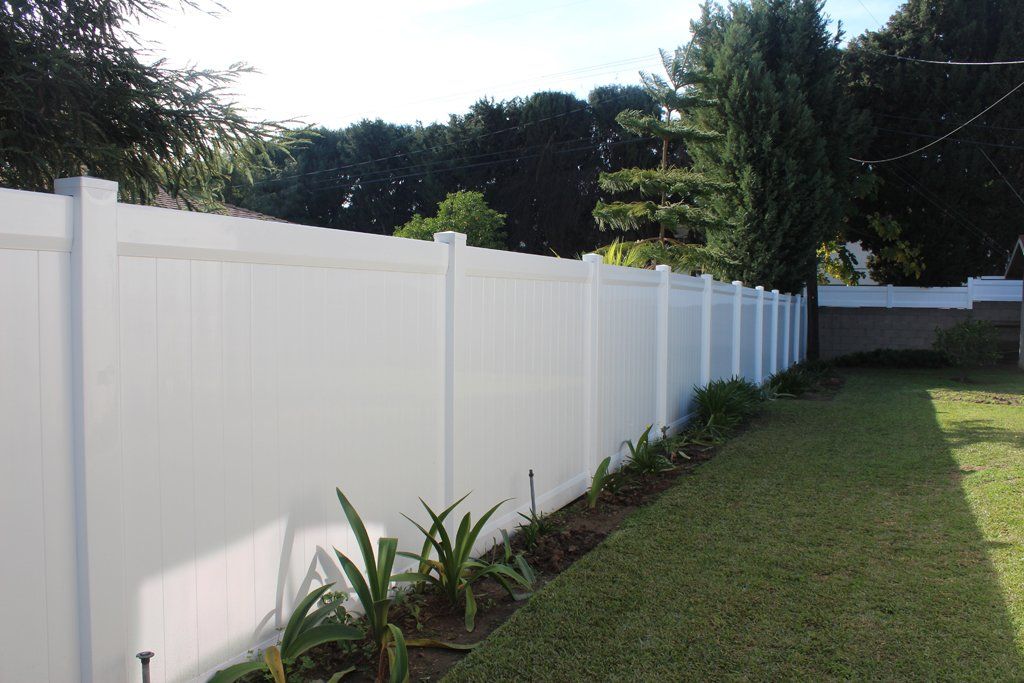 Vinyl Fence — White Fence Installation in Anaheim, CA