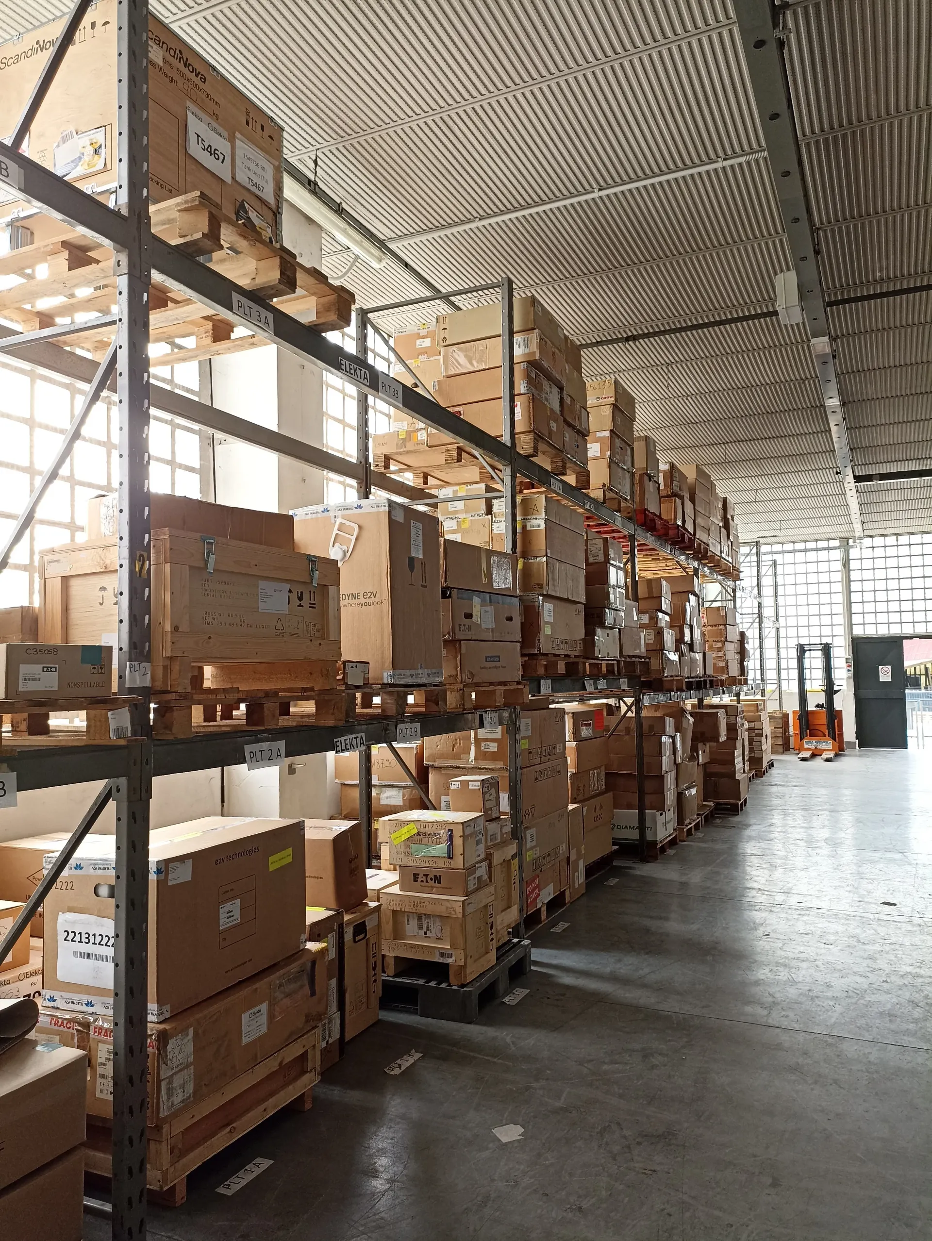 Un magazzino pieno di scatole e pallet