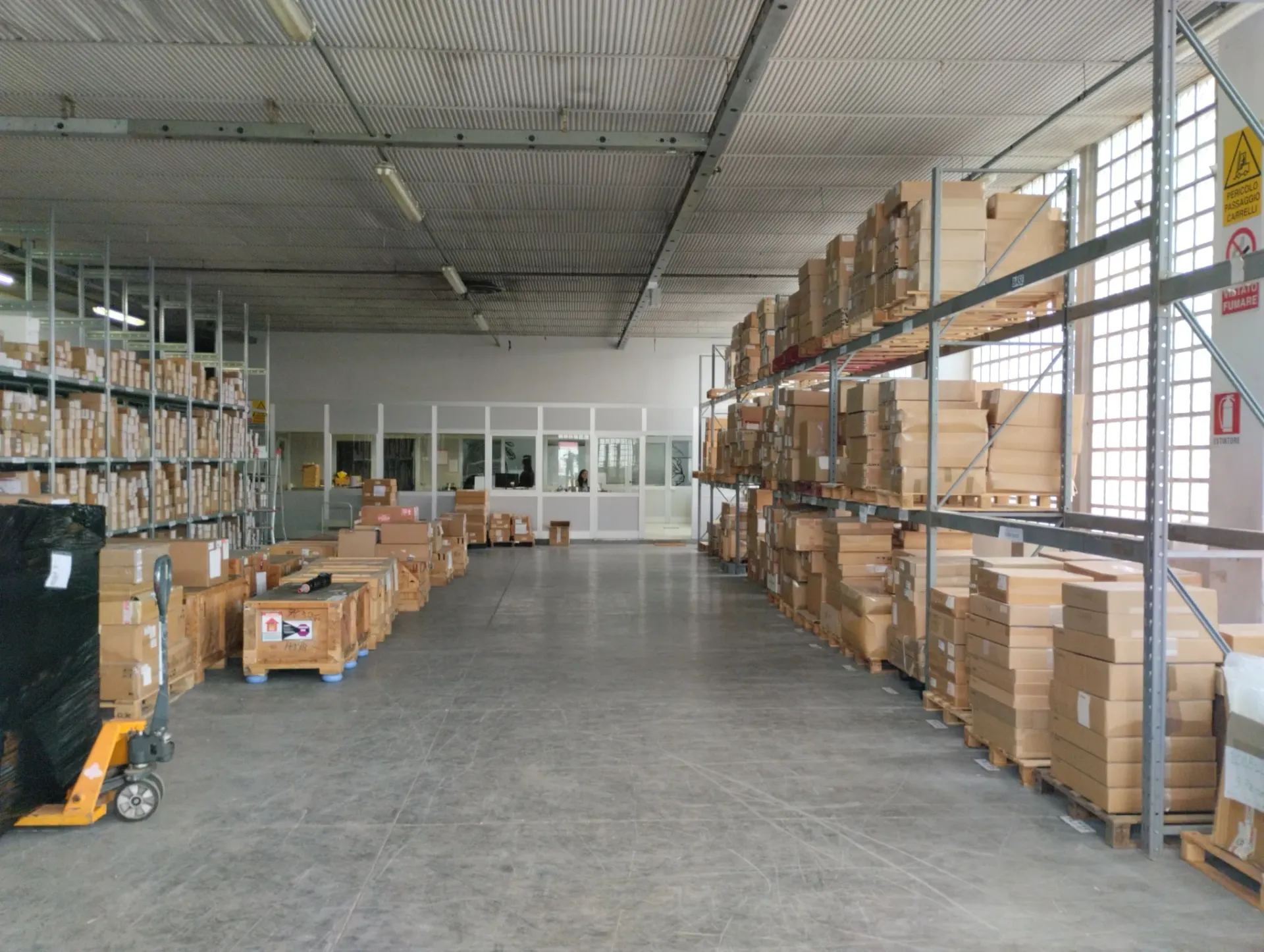 Un grande magazzino pieno di scatole e scaffali.