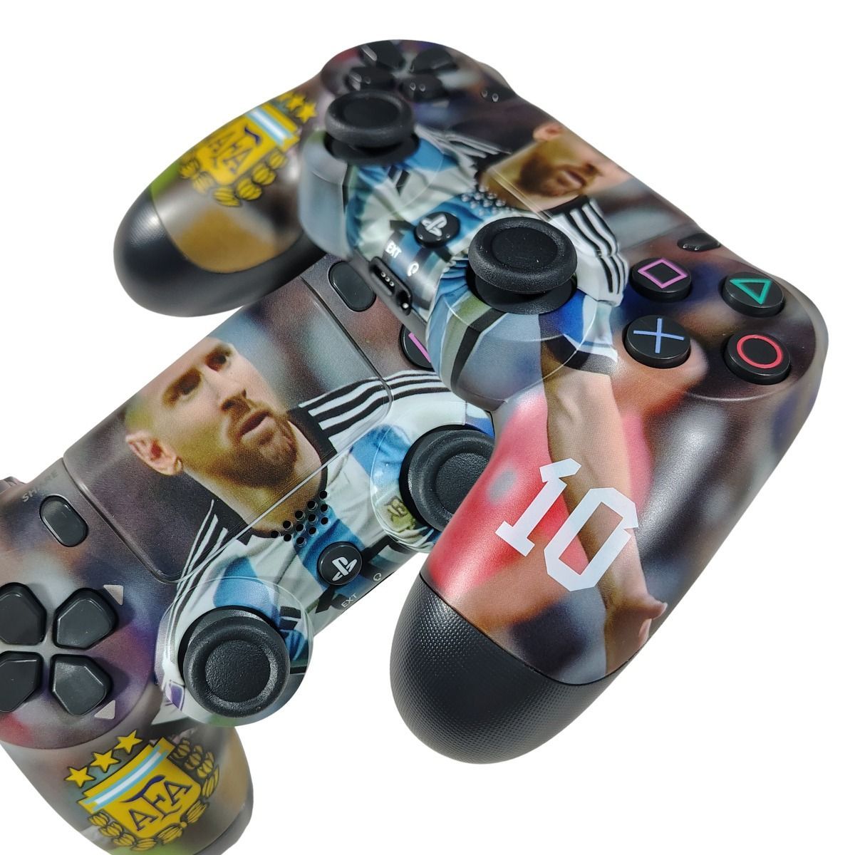 Tres controladores de Playstation 4 personalizados con Lionel Messi y los colores de la selección nacional de Argentina.