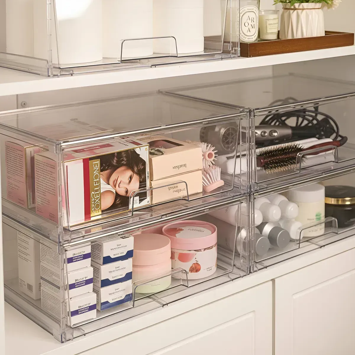 Un armario organizado con contenedores de plástico