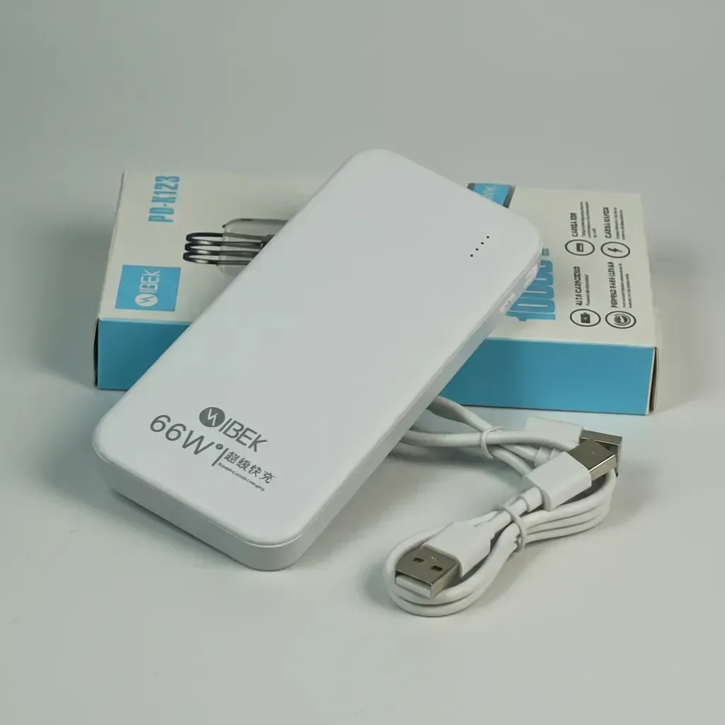 Power bank de color blanco con cable USB junto a su caja, con 66W de potencia y una capacidad de 10000mAh.