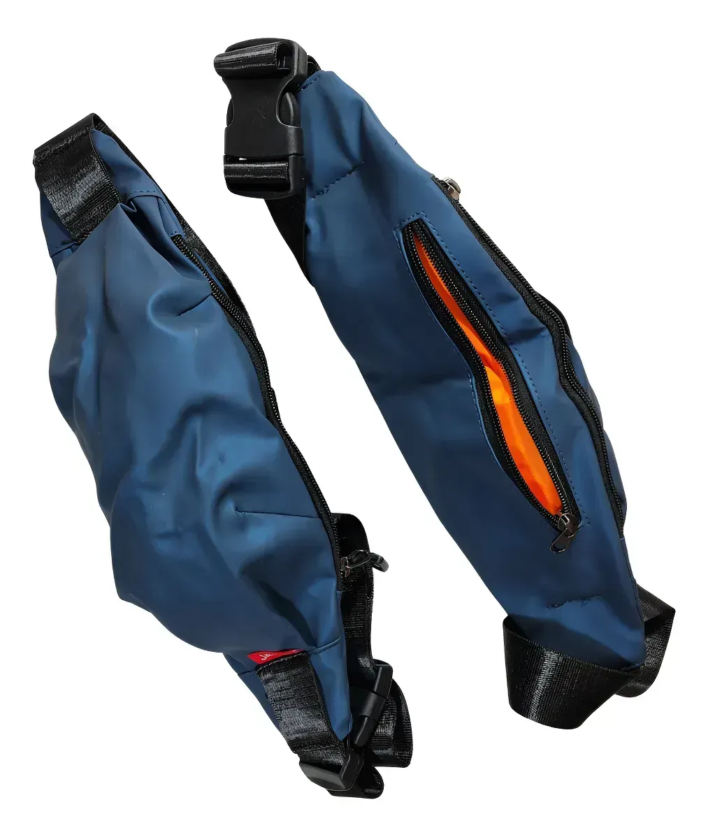 Persona con chaqueta gris y pantalón blanco y riñonera negra.