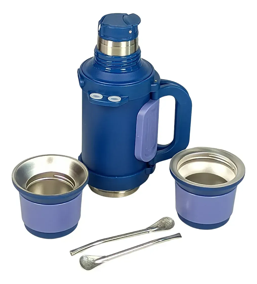 Termo azul con dos tazas y dos cucharas.