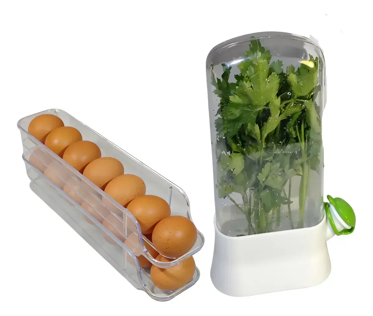 Huevera de plástico transparente con huevos marrones y recipiente para perejil.