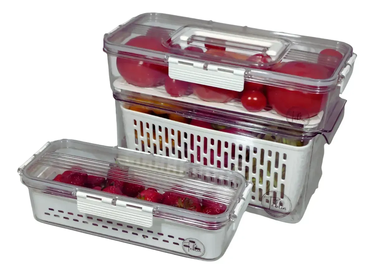 Tres recipientes de plástico transparente para almacenar alimentos, apilados y llenos de productos.