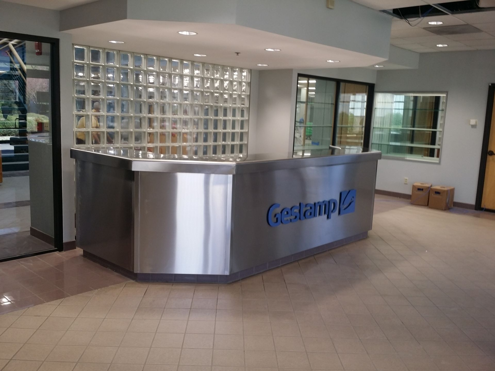 A stainless steel counter with the word geclamp on it