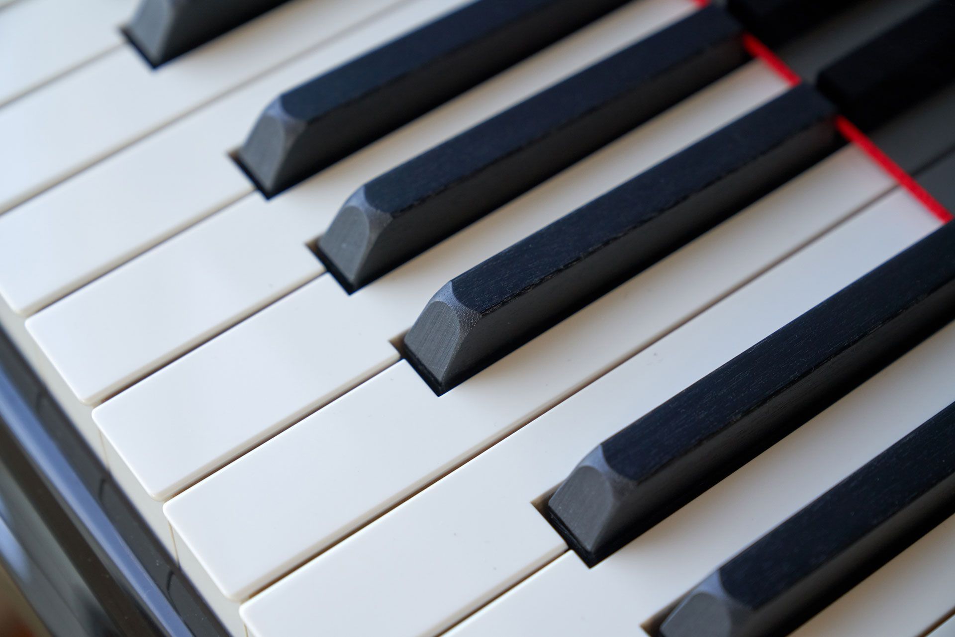 A close up of a piano keyboard with black and white keys
