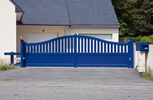 un cancello blu