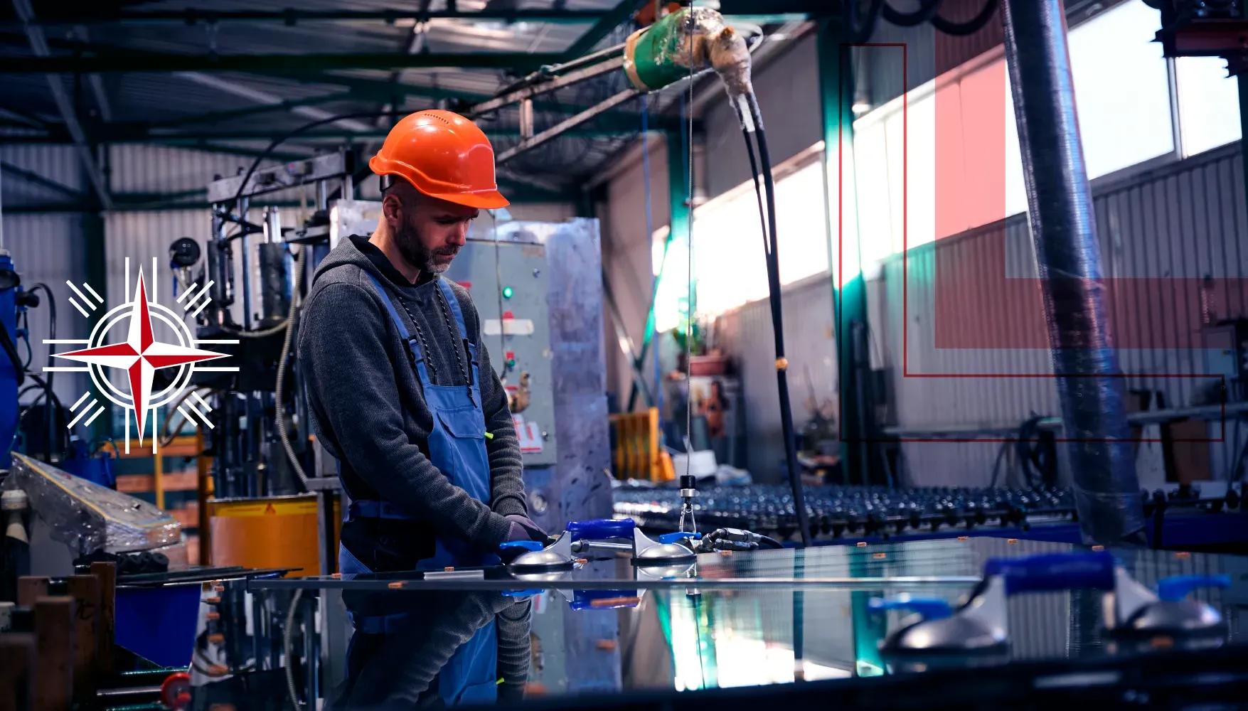 Homem trabalhando com beneficiamento de vidro