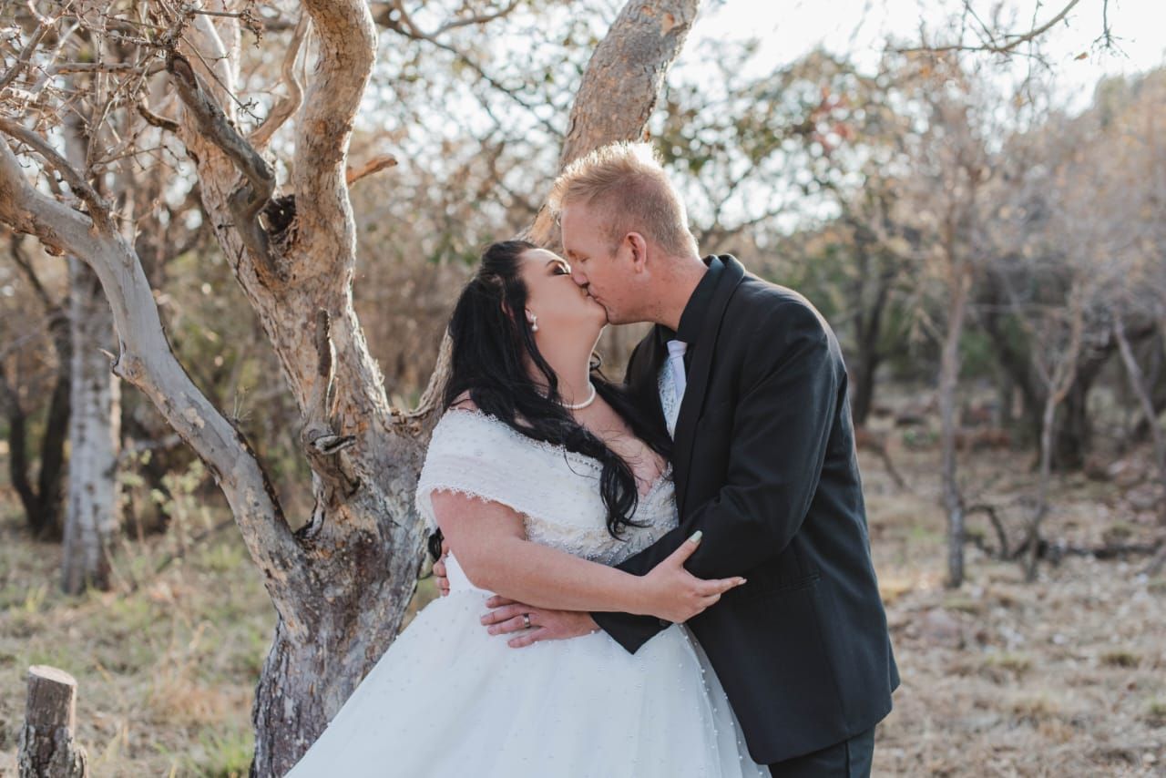 A WARM EMBRACE - ALECIA & DUNCAN'S WINTER WEDDING AT MOUNTAINVIEW GAME RANCH