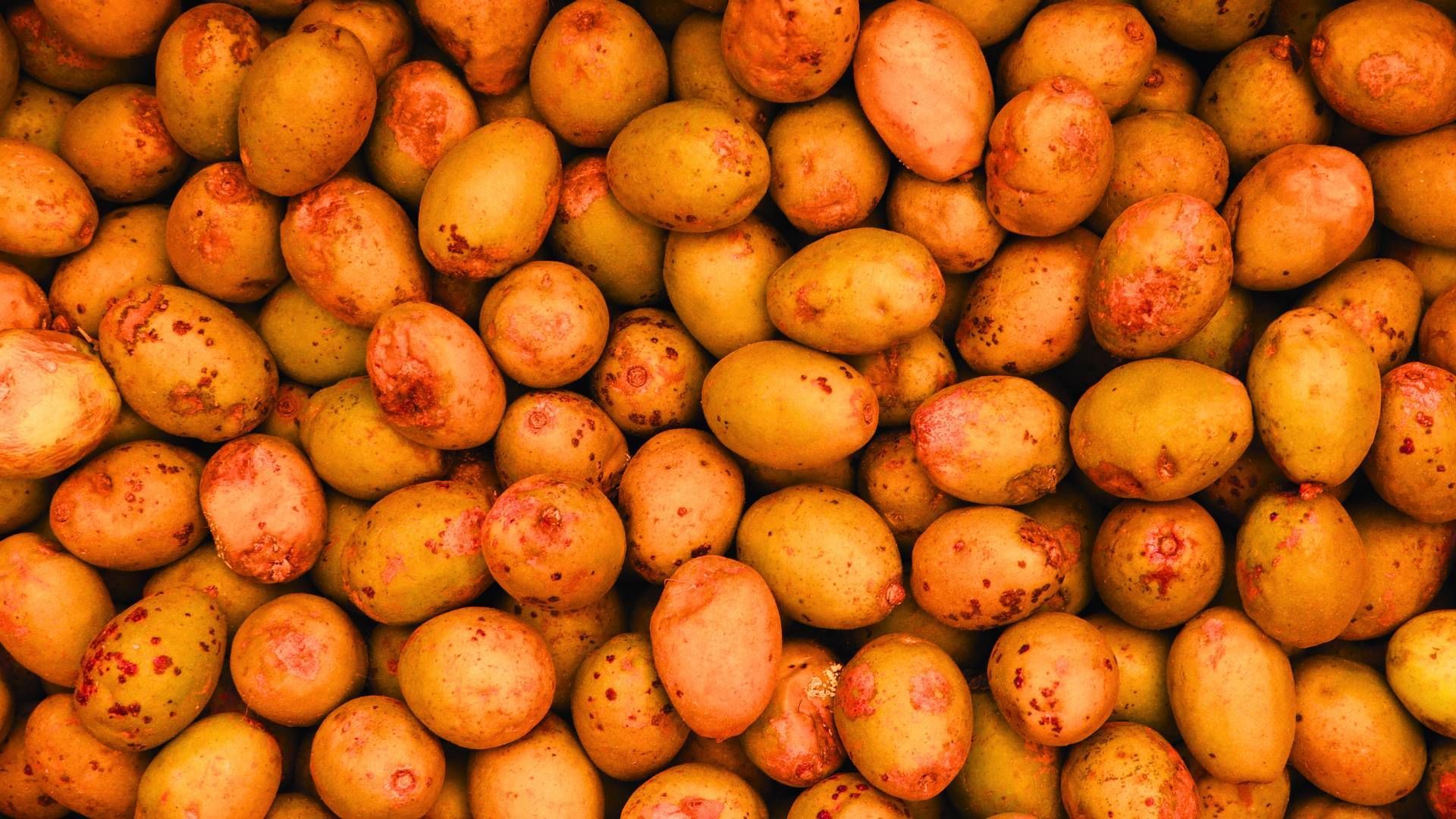 Uma pilha de caja empilhados u
n
s sobre as outras sobre uma mesa.