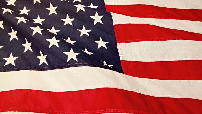 Um close de uma bandeira americana com estrelas e listras