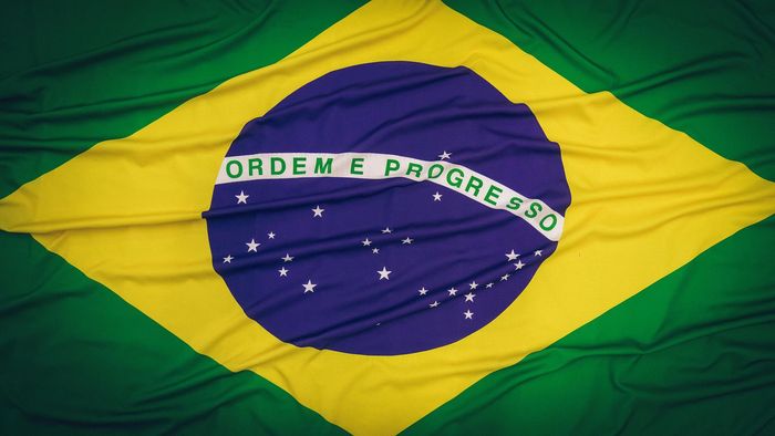 Um close de uma bandeira brasileira balançando ao vento