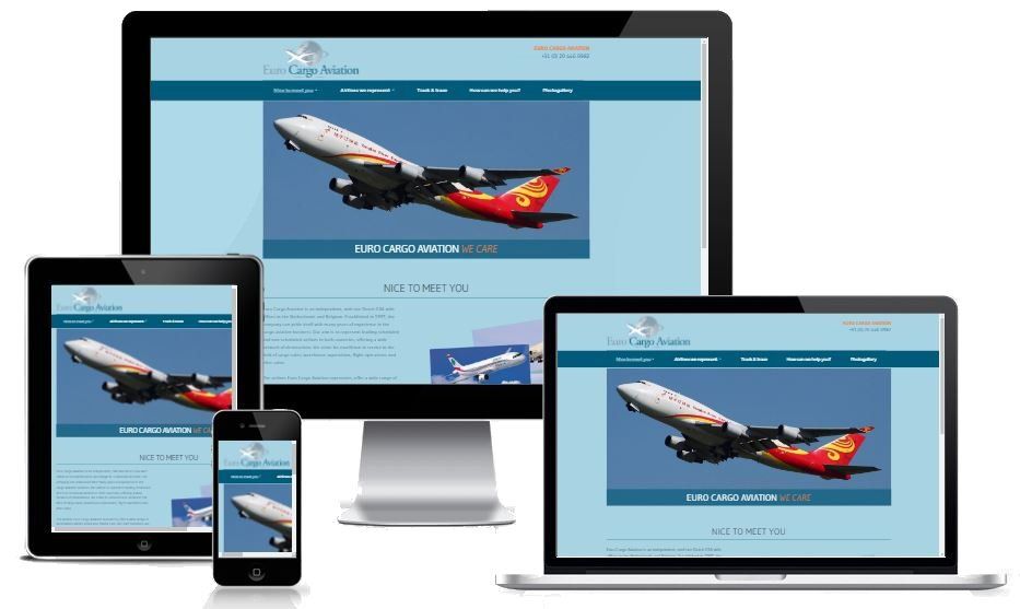 Een computermonitor, een tablet, een telefoon en een laptop met daarop een vliegtuig