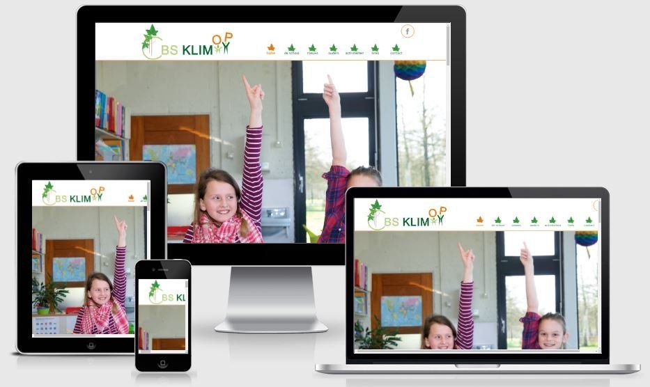 Een groep kinderen steekt hun handen in de lucht op een computer, tablet en telefoon.