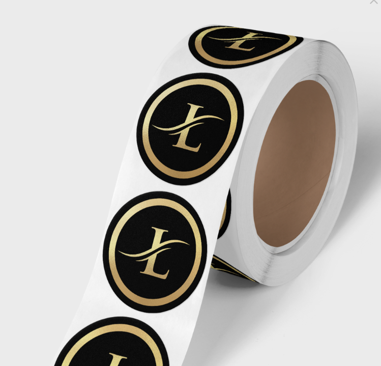 Een rol stickers met de letter l erop