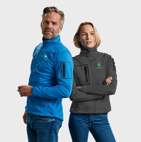 Een man en een vrouw staan naast elkaar in jassen.