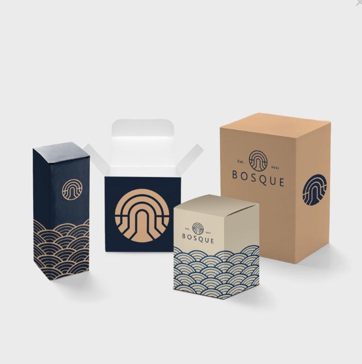 Een groep dozen met bosque erop geschreven