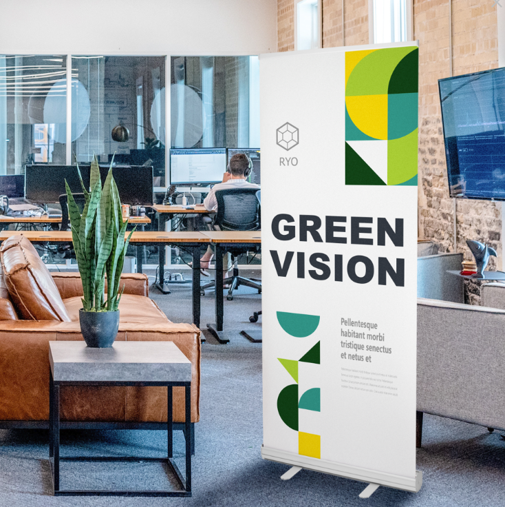 Een kamer met een bord met groene visie