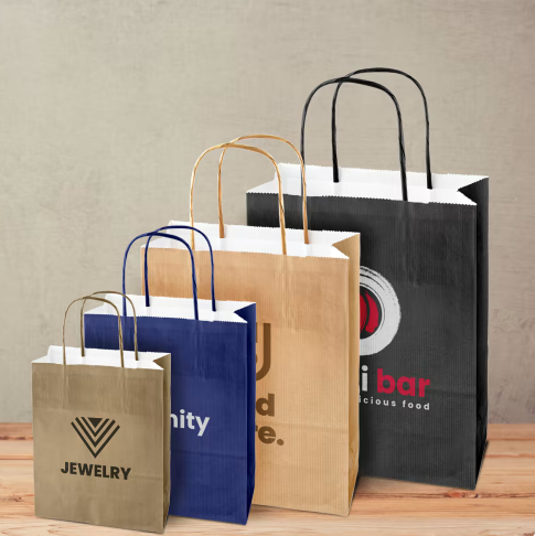 Een groep papieren zakken met één waarop sieraden staan