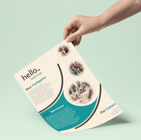 Een hand houdt een vel papier vast met de tekst Hallo opstarten