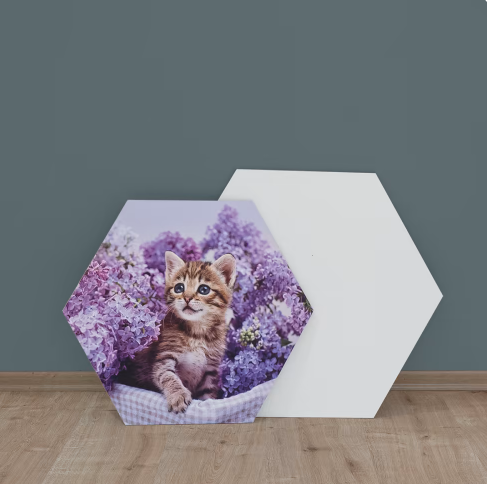 Een foto van een katje dat in een mand met paarse bloemen zit