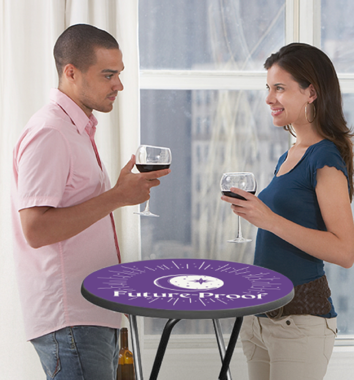 Een man en een vrouw die naast een tafel staan waarop staat 'future proof'