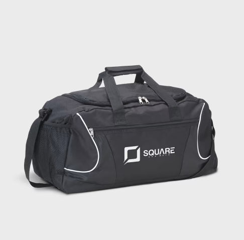 Een zwarte plunjezak met het woord vierkant erop