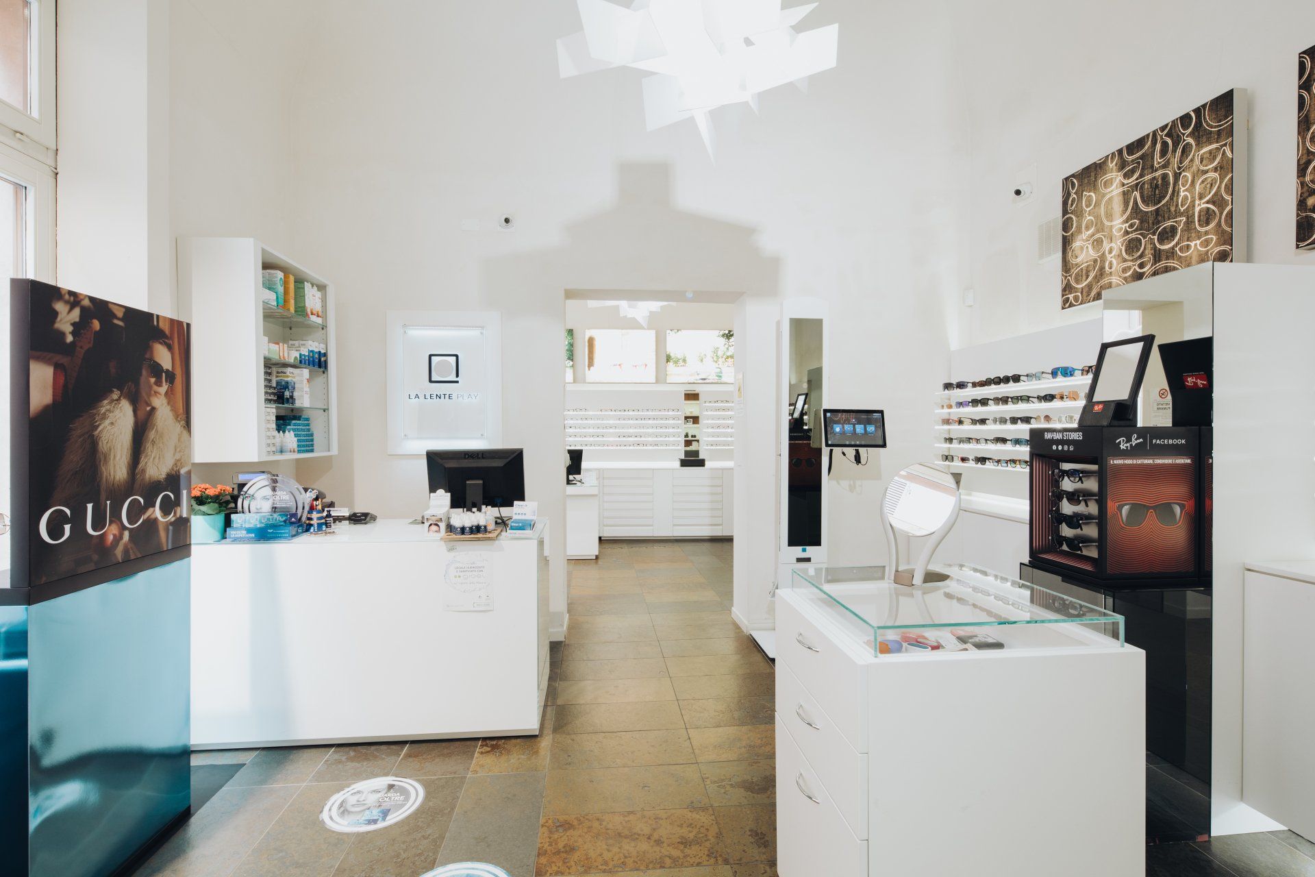 interno negozio di occhiali