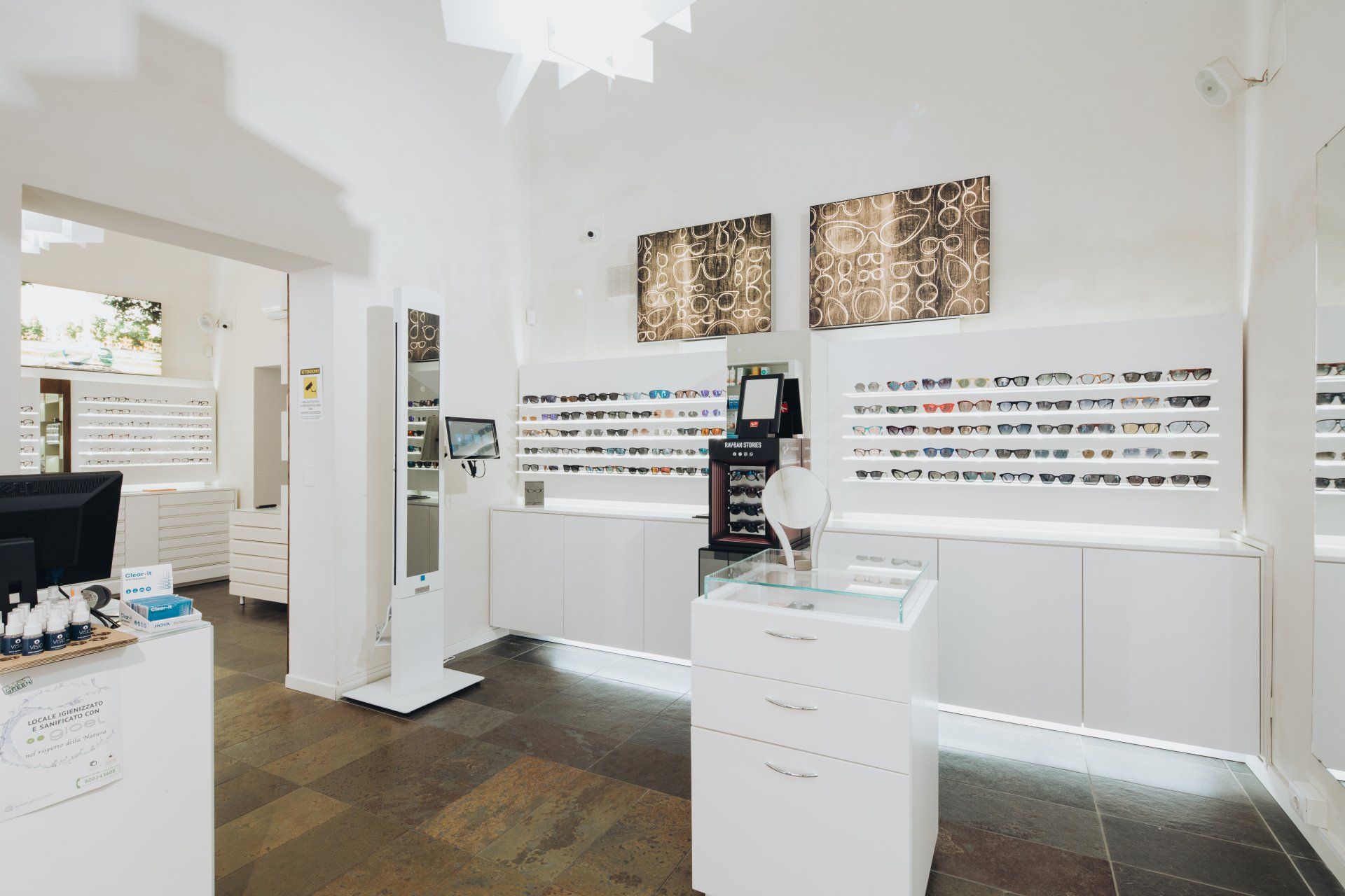 esposizione di occhiali in un centro ottico