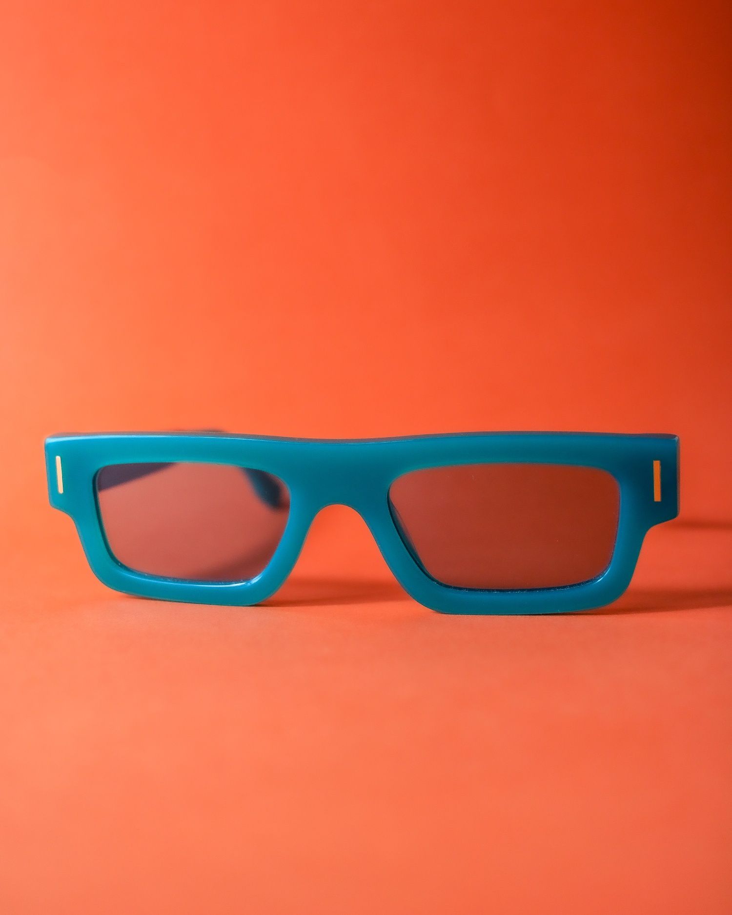 occhiali da sole retro con montatura verde