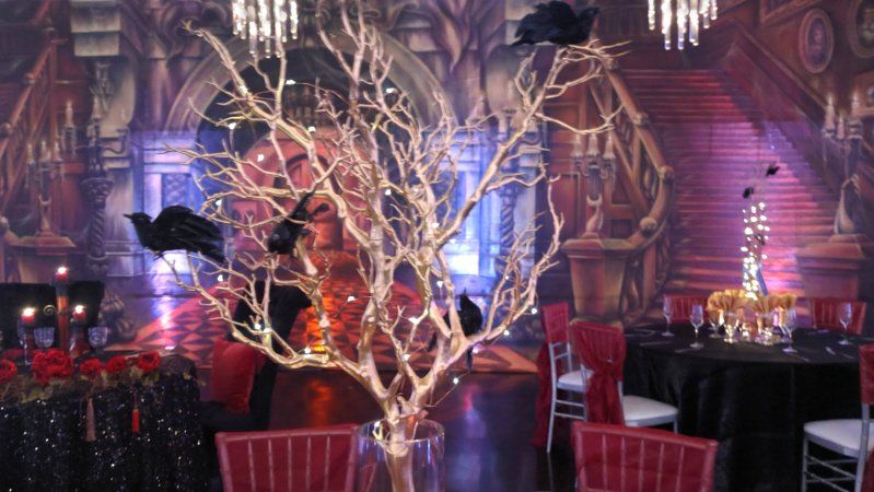 Gothic Centerpiece Manzanita Black Crows